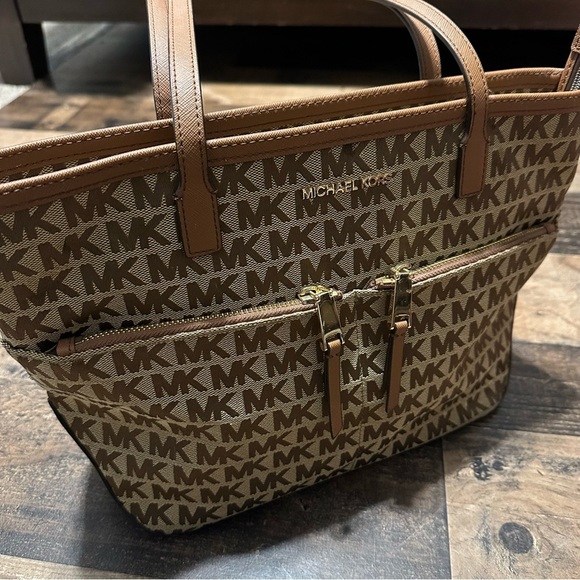 Michael Kors Signature Jacquard Kempton Tote - Picture 4 of 8